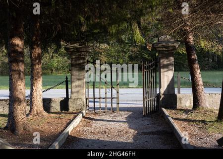 Ingresso al cimitero militare Bovec, Flitsch tedesco, in Slovenia. Foto Stock