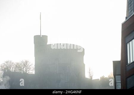 Windsor, Berkshire, Regno Unito. 18th Gennaio 2022. Castello di Windsor attraverso la nebbia. Oggi era una fredda mattina a Windsor, dato che le temperature erano di -2 gradi. C'era un pesante gelo notturno e nebbia. Credit: Maureen McLean/Alamy Live News Foto Stock