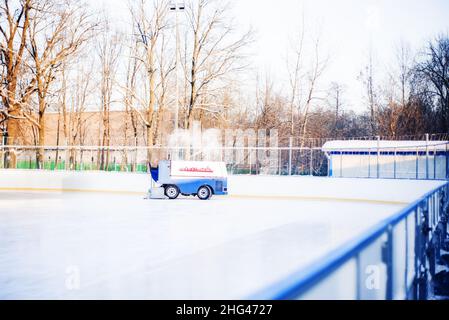 Russia Moscow 12.01.2022 - una macchina speciale per la raccolta del ghiaccio pulisce la pista di pattinaggio Foto Stock