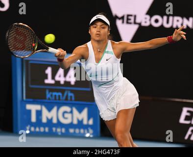 Melbourne, Australia. 18th Jan 2022. Rod Laver Arena Melbourne Park Day 2 18//01/2022 Emma Raducanu (GBR) First round Match Credit: Roger Parker/Alamy Live News Foto Stock