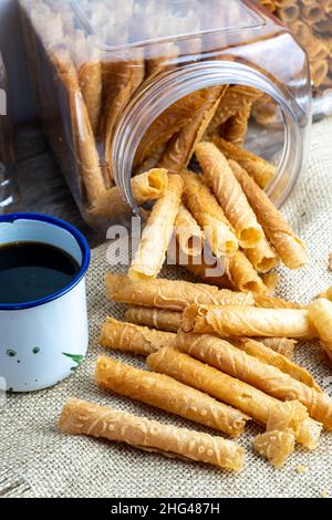 semprong o uovo roll, un tipo di pasticceria che viene cotta e poi arrotolata, fragrante, salato. Questa torta viene servita durante le principali festività. Indonesia Foto Stock