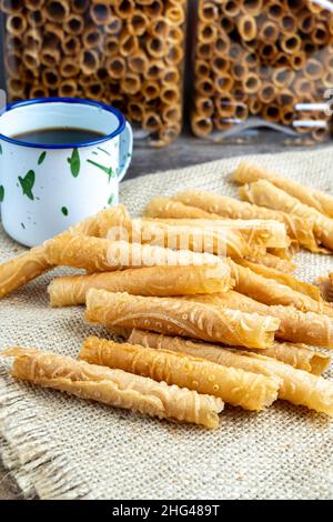 semprong o uovo roll, un tipo di pasticceria che viene cotta e poi arrotolata, fragrante, salato. Questa torta viene servita durante le principali festività. Indonesia Foto Stock