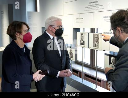 Berlino, Germania. 18th Jan 2022. Bundespräsident Frank-Walter Steinmeier (M) und seine Frau Elke Büdenbender werden von Matthias Hass, kommissarischer Leiter der Abteilung Bildung und Forschung sowie stellvertretender Direktor im Haus der Wannsee-Konferenz, durch die Dauerausstellung «Die Besprecham Wannsee und» und europäischen Jüdinnen und geführt und Kaueren im Kaueren und. Credit: Michael Sohn/POOL AP/AP/dpa/Alamy Live News Foto Stock