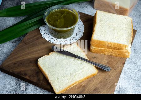 pane farcito con marmellata di srikaya, marmellata dolce e fragrante a base di tuorli d'uovo e zucchero. sconsigliato a chi vuole mangiare Foto Stock