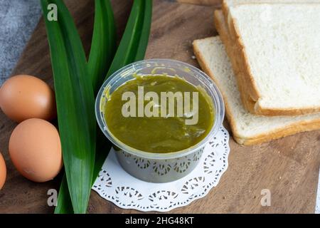 Pane tostato Kaya, o marmellata 'srikaya', una marmellata tradizionale fatta di tuorli d'uovo, zucchero e foglie di panda colorare. Tipico del sud-est asiatico, Singapore Foto Stock