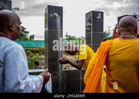Kuala Lumpur, Malesia. 18th Jan 2022. Un devotee indù si pulisce per celebrare il festival di Thaipusam presso le grotte di Batu nella periferia di Kuala Lumpur, Malesia, 18 gennaio 2022. Credit: Yuyuyuyuyuyuyuyuyuyuyuyuyuyuyuy Foto Stock