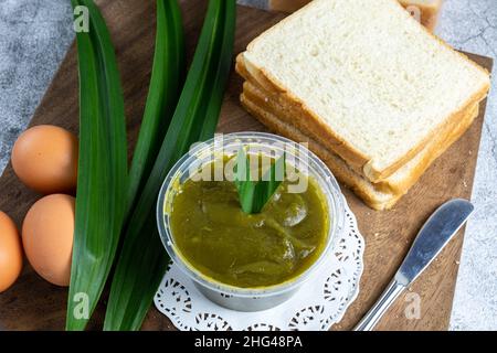 pane farcito con marmellata di srikaya, marmellata dolce e fragrante a base di tuorli d'uovo e zucchero. sconsigliato a chi vuole mangiare Foto Stock