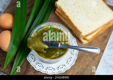 Pane tostato Kaya, o marmellata 'srikaya', una marmellata tradizionale fatta di tuorli d'uovo, zucchero e foglie di panda colorare. Tipico del sud-est asiatico, Singapore Foto Stock