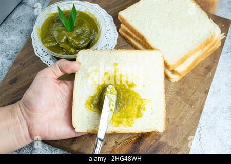 pane farcito con marmellata di srikaya, marmellata dolce e fragrante a base di tuorli d'uovo e zucchero. sconsigliato a chi vuole mangiare Foto Stock