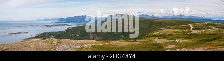 Vista panoramica dal sentiero per il Keiservarden. Keiservarden è un altopiano di montagna sulla cima della collina di Veten vicino a Bodø, Nordland in Norvegia del nord. Va Foto Stock