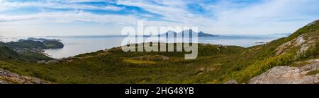 Vista panoramica dal sentiero per il Keiservarden. Keiservarden è un altopiano di montagna sulla cima della collina di Veten vicino a Bodø, Nordland in Norvegia del nord. Va Foto Stock