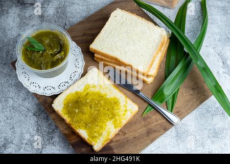 pane farcito con marmellata di srikaya, marmellata dolce e fragrante a base di tuorli d'uovo e zucchero. sconsigliato a chi vuole mangiare Foto Stock