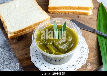 Pane tostato Kaya, o marmellata 'srikaya', una marmellata tradizionale fatta di tuorli d'uovo, zucchero e foglie di panda colorare. Tipico del sud-est asiatico, Singapore Foto Stock