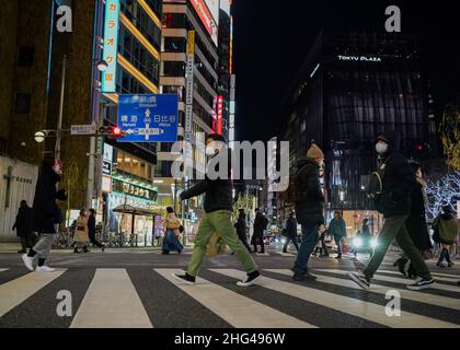 Tokyo, Giappone - i pedoni che indossano maschere protettive attraversano la strada in un famoso quartiere dello shopping a Tokyo, Giappone, il 18 gennaio 2022. I casi quotidiani di coronavirus hanno superato per la prima volta il record di 30.000, superando il record precedente di 25.992 lo scorso agosto 2021. Il governo giapponese prevede di annunciare un quasi-stato di emergenza ampliato per Tokyo e altre 12 prefetture questa settimana. Credit: AFLO/Alamy Live News Foto Stock