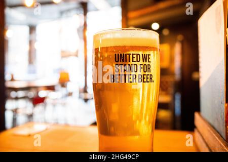 Newcastle UK - 18th Ott 2021 - pinta di birra artigianale in un bar BrewDog, senza loghi. United We Stand for Better Beer Caption on full glass Foto Stock