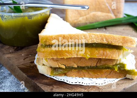 pane farcito con marmellata di srikaya, marmellata dolce e fragrante a base di tuorli d'uovo e zucchero. sconsigliato a chi vuole mangiare Foto Stock