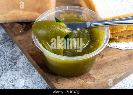 Pane tostato Kaya, o marmellata 'srikaya', una marmellata tradizionale fatta di tuorli d'uovo, zucchero e foglie di panda colorare. Tipico del sud-est asiatico, Singapore Foto Stock