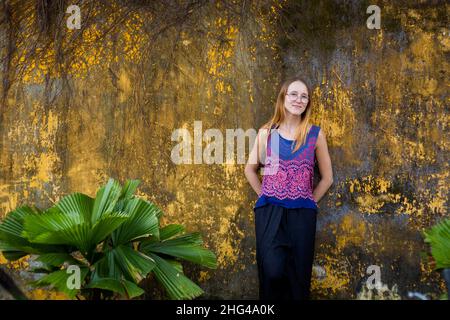 Bel turista tra architettura orientale del Vietnam preso in Hoi An Foto Stock