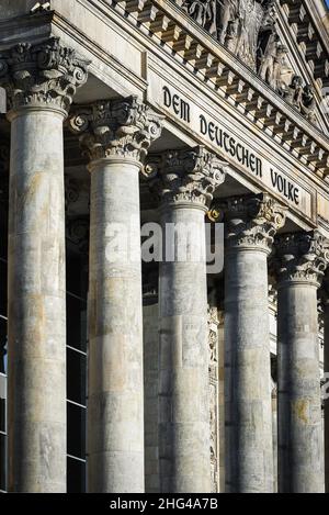 Germania, vista delle colonne e l'iscrizione sul grande portico dello storico edificio del Reichstag a Berlino, Germania. Foto Stock