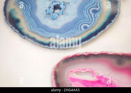 Due pietre di Agate primo piano sfondo. Schema astratto di Agate Stones rosa e blu. Primo piano dettaglio di Gemstone Pattern. Natural Abstract Geology Bac Foto Stock