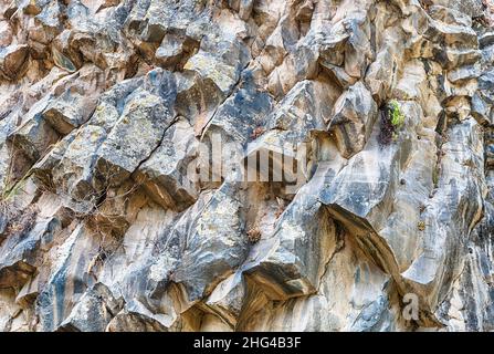 Trama di pietre vulcaniche alle gole dell'Alcantara. Situato vicino Taormina, Sicilia, Italia Foto Stock