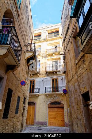 Tipica stradina di Vittriosa - Birgu, Valletta, Malta. Vecchia strada medievale stretta vuota. Vallett, la capitale di Malta - 2nd febbraio 2016 Foto Stock
