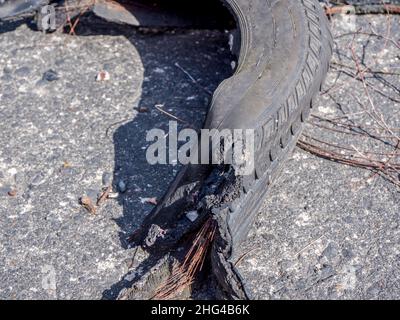 Scoppio pneumatico sulla strada Foto Stock