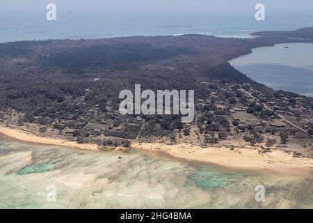 Nomuka, Tonga. 18th Jan 2022. Vista di Nomuka, Tonga, presa il 17 gennaio 2022, da una Royal New Zealand Air Force P-3K2 Orion durante un volo di ricognizione per valutare i danni causati dall'eruzione del vulcano sottomarino Hunga Tonga-Hunga haa'apai e il successivo tsunami il 15 gennaio. Secondo il ministro degli Affari Esteri di Tongan, Nanaia Mahuta, prima di poter atterrare i voli umanitari, sarà necessario sgombrare un folto strato di cenere sulla pista dell'aeroporto di Nuku'alofa. Photo via New Zealand Defense Force/UPI Credit: UPI/Alamy Live News Foto Stock