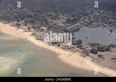 Nomuka, Tonga. 18th Jan 2022. Vista di Nomuka, Tonga, presa il 17 gennaio 2022, da una Royal New Zealand Air Force P-3K2 Orion durante un volo di ricognizione per valutare i danni causati dall'eruzione del vulcano sottomarino Hunga Tonga-Hunga haa'apai e il successivo tsunami il 15 gennaio. Secondo il ministro degli Affari Esteri di Tongan, Nanaia Mahuta, prima di poter atterrare i voli umanitari, sarà necessario sgombrare un folto strato di cenere sulla pista dell'aeroporto di Nuku'alofa. Photo via New Zealand Defense Force/UPI Credit: UPI/Alamy Live News Foto Stock