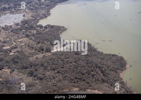 Nomuka, Tonga. 18th Jan 2022. Vista di Nomuka, Tonga, presa il 17 gennaio 2022, da una Royal New Zealand Air Force P-3K2 Orion durante un volo di ricognizione per valutare i danni causati dall'eruzione del vulcano sottomarino Hunga Tonga-Hunga haa'apai e il successivo tsunami il 15 gennaio. Secondo il ministro degli Affari Esteri di Tongan, Nanaia Mahuta, prima di poter atterrare i voli umanitari, sarà necessario sgombrare un folto strato di cenere sulla pista dell'aeroporto di Nuku'alofa. Photo via New Zealand Defense Force/UPI Credit: UPI/Alamy Live News Foto Stock