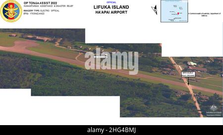 Dettagli di una foto di ricognizione composita scattata dall'aeroporto di Ha'Aipai, isola di Lifuka, Tonga, scattata il 18 gennaio 2022, Da una Royal Australian Air Force P-8A Poseidon durante un volo di ricognizione per valutare i danni causati dall'eruzione del vulcano sottomarino Hunga Tonga-Hunga haa'apai e dal successivo tsunami il 15 gennaio. Secondo il ministro degli Affari Esteri di Tongan, Nanaia Mahuta, prima di poter atterrare i voli umanitari, sarà necessario sgombrare un folto strato di cenere sulla pista dell'aeroporto di Nuku'alofa. Foto tramite la forza di difesa australiana/UPI Foto Stock