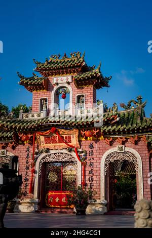 Bella architettura orientale del Vietnam preso in Hoi un vecchio quartiere Foto Stock