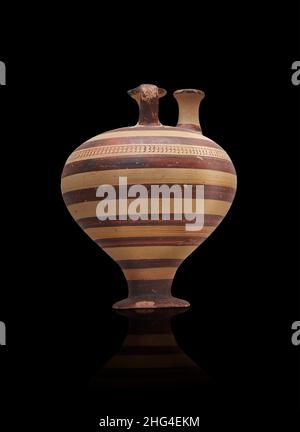 Vasetto stirup in ceramica micenea decorato con fasce concentriche, 1350 -1250 a.C. Cimitero preistorico Micene. Sito archeologico Museo Micene. Foto Stock