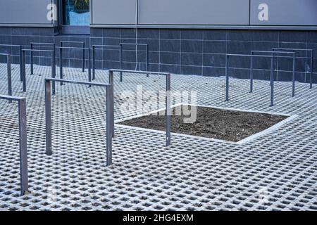 Nuovi portabiciclette inutilizzati di fronte alla biblioteca. Foto Stock