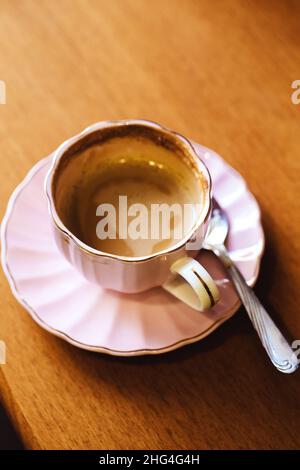 Tazza di cappuccino mezzo vuoto su un tavolo in un bar Foto Stock