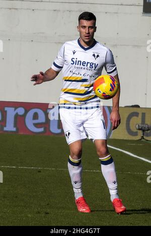 Reggio Emilia (RE), Italia, 16 Gennaio 2022, Stadio Mapei - Città del Tricolore, 22Â° giornata campione Serie A Tim 2021/2022, contrasto tra le squadre del Sassuolo Calcio e dell'Hellas Verona, nella foto: 16 Nicolò Casale Foto Stock