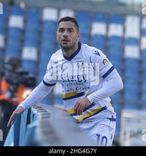 Reggio Emilia (RE), Italia, 16 Gennaio 2022, Stadio Mapei - Città del Tricolore, 22Â° giornata campione Serie A Tim 2021/2022, contrasto tra le squadre del Sassuolo Calcio e dell'Hellas Verona, nella foto: 10 Gianluca Caprari Foto Stock