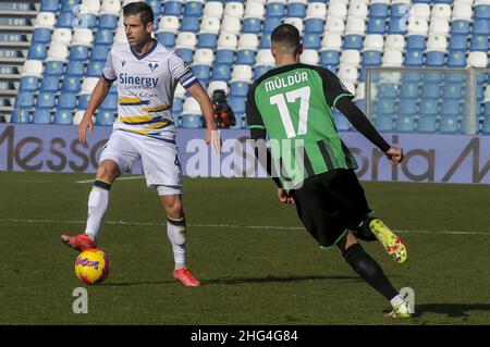 Reggio Emilia (RE), Italia, 16 Gennaio 2022, Stadio Mapei - Città del Tricolore, 22Â° giornata campione Serie A Tim 2021/2022, contrasto tra le squadre del Sassuolo Calcio e dell'Hellas Verona, nella foto: 4 Miguel Veloso, 17 Mert Muldur Foto Stock