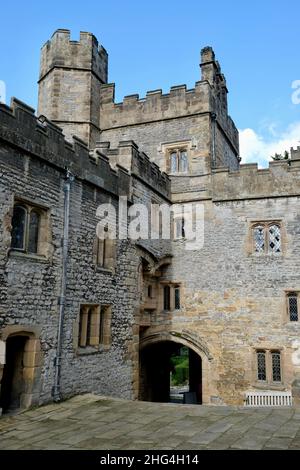 Haddon Hall and Gardens sorge sul fiume Wye, vicino a Bakewell, nel Derbyshire, una storica sala medievale e Tudor risalente al 11th secolo. Foto Stock