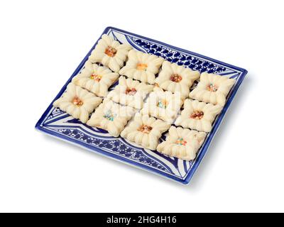 Piatto tradizionale marocchino con biscotti decorati al cioccolato bianco isolato su sfondo bianco per ramadan o Ashura Foto Stock