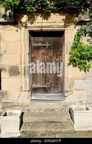 Haddon Hall and Gardens sorge sul fiume Wye, vicino a Bakewell, nel Derbyshire, una storica sala medievale e Tudor risalente al 11th secolo. Foto Stock