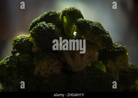 Broccoli verdi congelati su fondo scuro closup Foto Stock