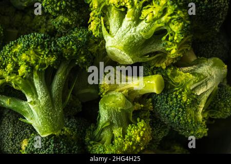 Broccoli verdi congelati su fondo scuro closup Foto Stock