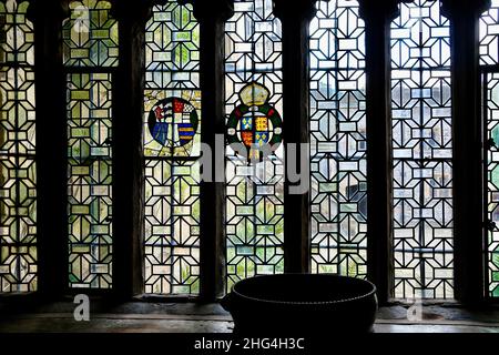 Haddon Hall and Gardens sorge sul fiume Wye, vicino a Bakewell, nel Derbyshire, una storica sala medievale e Tudor risalente al 11th secolo. Foto Stock