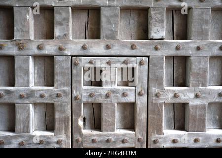 Haddon Hall and Gardens sorge sul fiume Wye, vicino a Bakewell, nel Derbyshire, una storica sala medievale e Tudor risalente al 11th secolo. Foto Stock