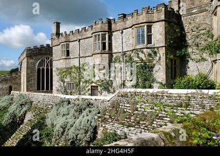 Haddon Hall and Gardens sorge sul fiume Wye, vicino a Bakewell, nel Derbyshire, una storica sala medievale e Tudor risalente al 11th secolo. Foto Stock
