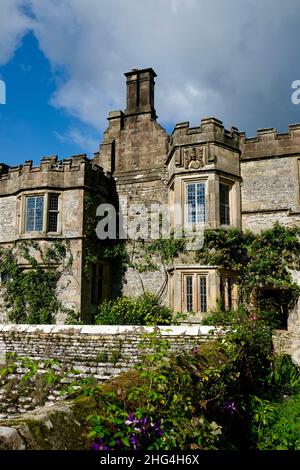 Haddon Hall and Gardens sorge sul fiume Wye, vicino a Bakewell, nel Derbyshire, una storica sala medievale e Tudor risalente al 11th secolo. Foto Stock