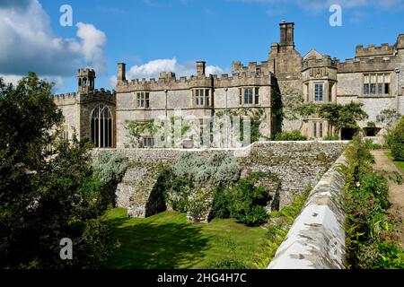 Haddon Hall and Gardens sorge sul fiume Wye, vicino a Bakewell, nel Derbyshire, una storica sala medievale e Tudor risalente al 11th secolo. Foto Stock