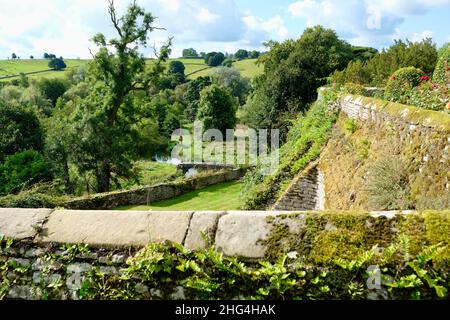 Haddon Hall and Gardens sorge sul fiume Wye, vicino a Bakewell, nel Derbyshire, una storica sala medievale e Tudor risalente al 11th secolo. Foto Stock
