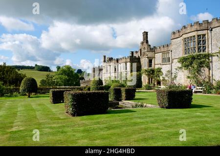 Haddon Hall and Gardens sorge sul fiume Wye, vicino a Bakewell, nel Derbyshire, una storica sala medievale e Tudor risalente al 11th secolo. Foto Stock